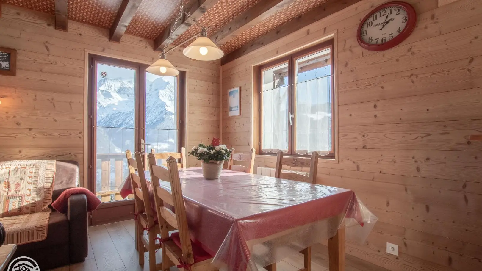 Coin repas bénéficiant d'une magnifique vue sur le Mont-Blanc.