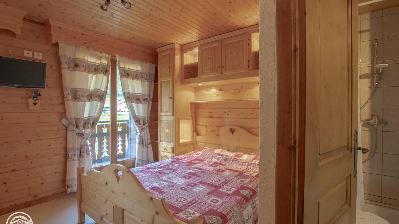 Chambre 23 avec 1 lit 160cm et une banquette.