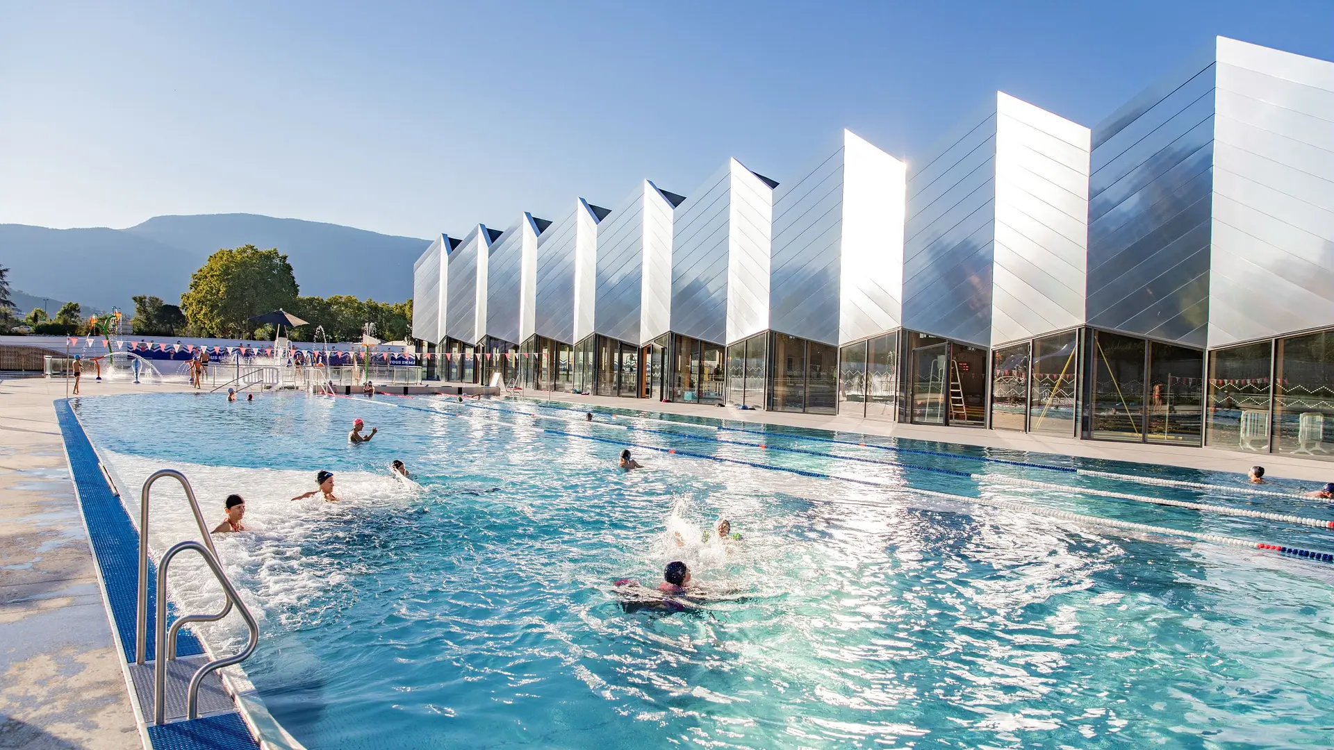 Bassins extérieur de la piscine aqualudique du Stade à Chambéry