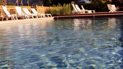 Vue sur la piscine avec reflet du soleil
