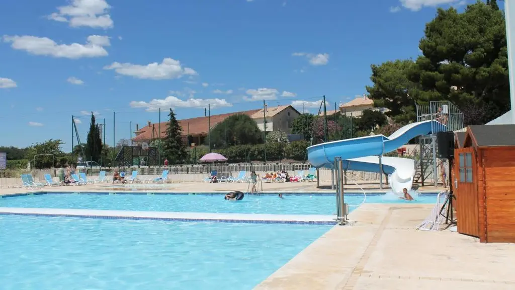 Piscine avec toboggan