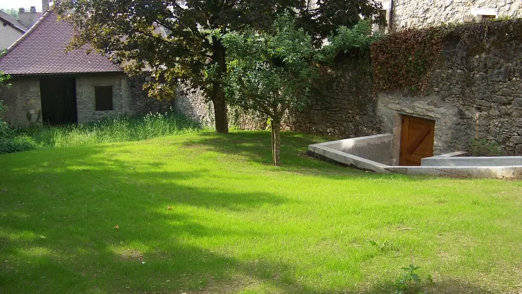 entrée indépendante et vue sur grange