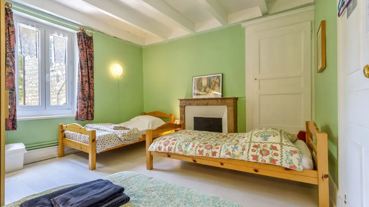 chambre N°7 3 lits simples avec douche et lavabo