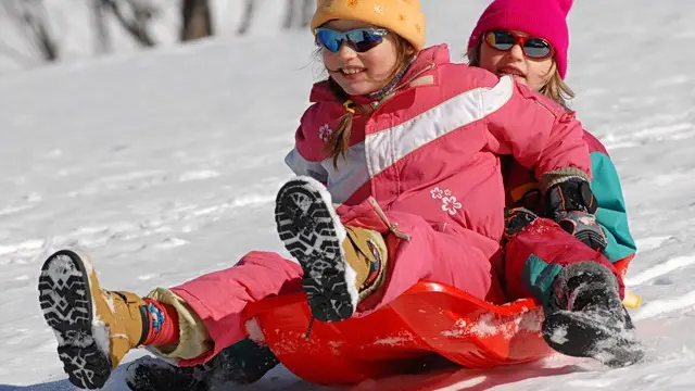 enfants sur une luge style rétro
