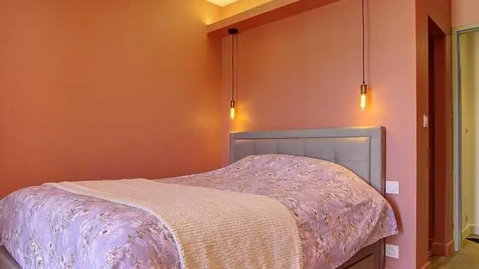 Chambre parentale, avec sa salle d'eau privative et un accès sur le balcon.