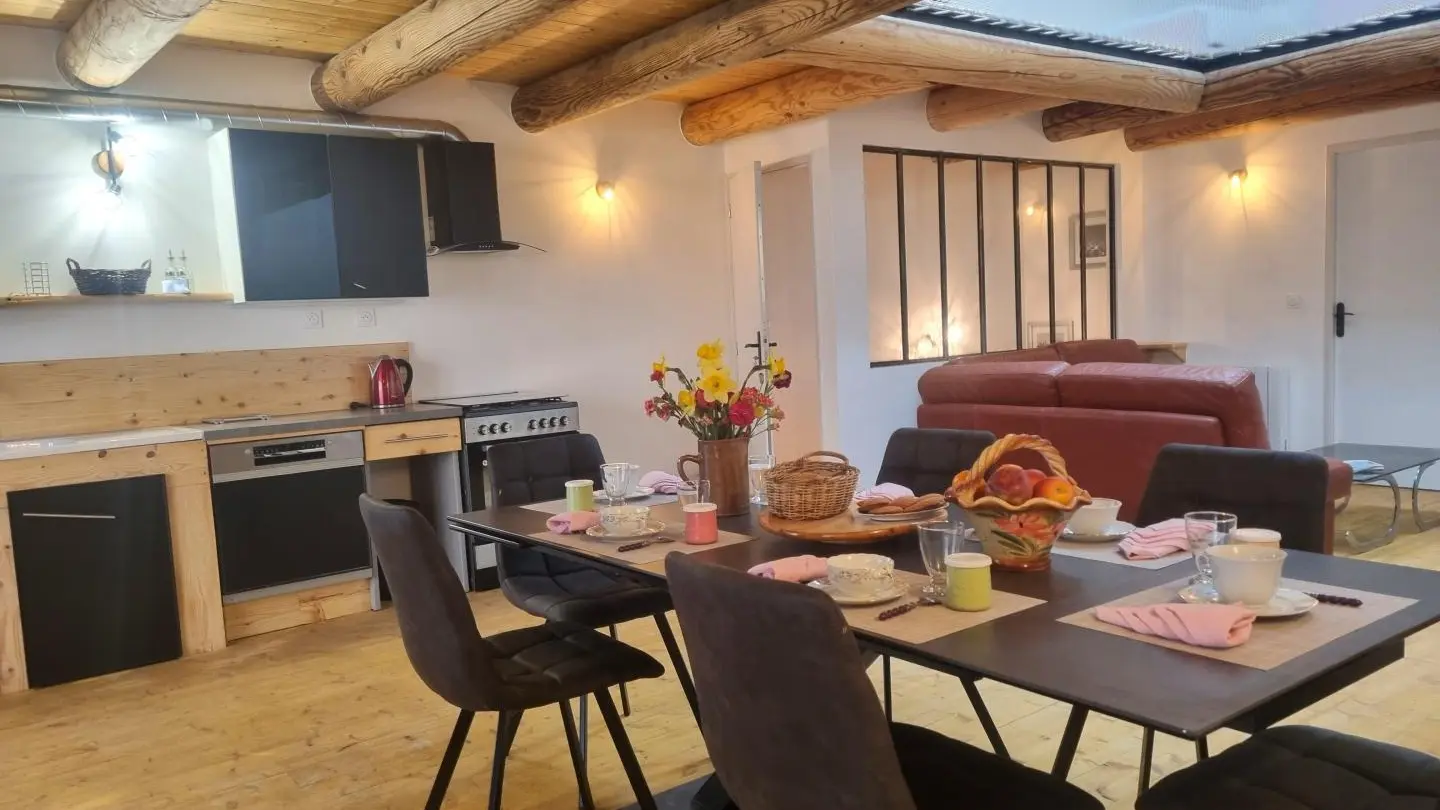 1er étage : pièce à vivre avec cuisine ouverte sur l'espace repas & le salon.