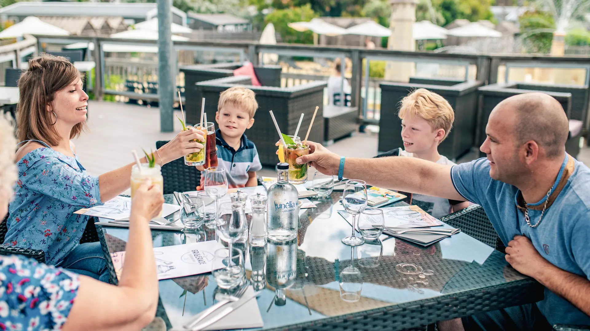 Repas en famille au restaurant La Grillérade sur l'île de Ré