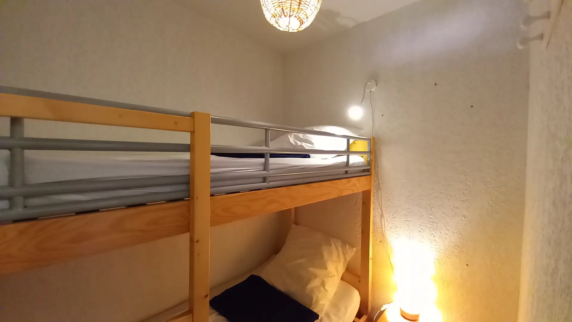 Coin cabine