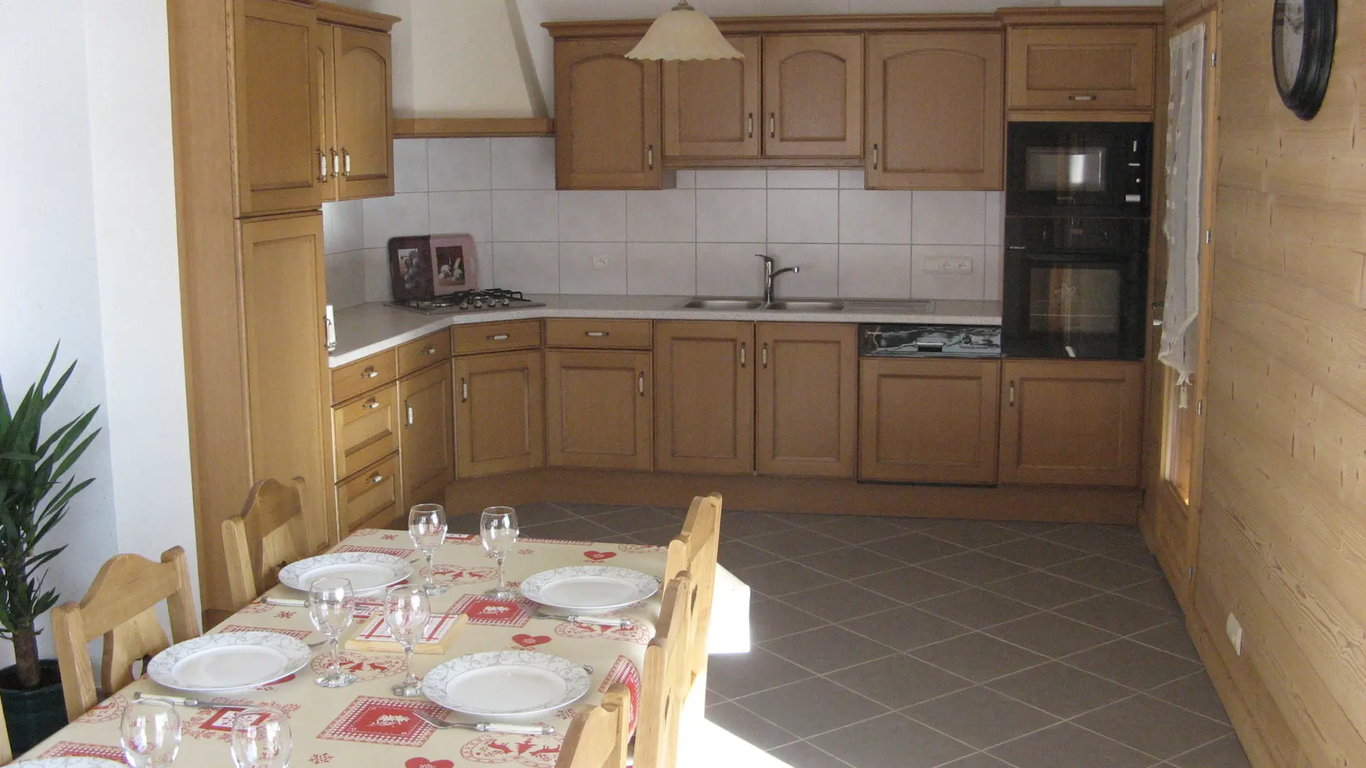 Salle à manger et cuisine/Dining room and kitchen-Perrissin Thierry-Le Grand-Bornand