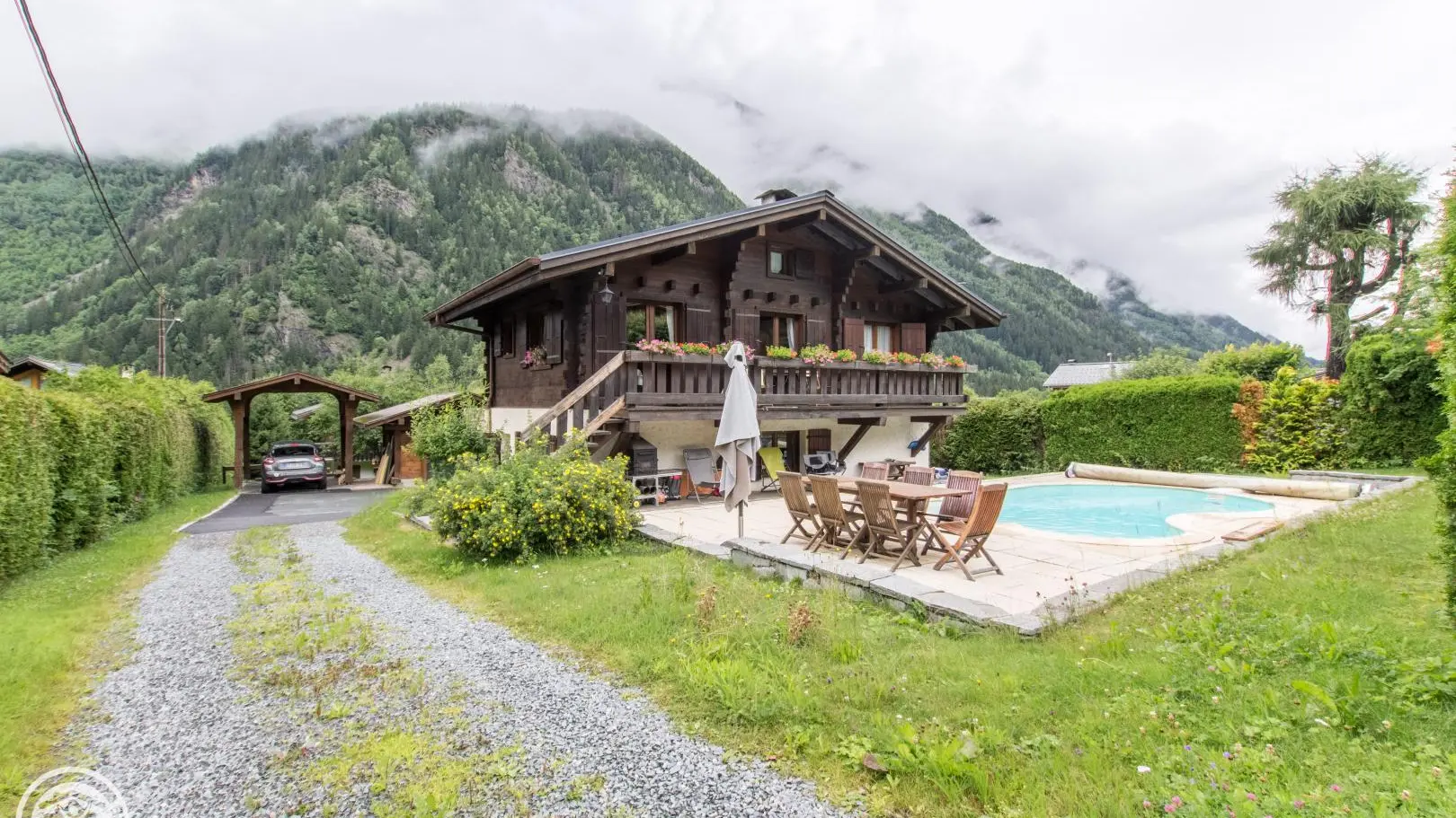 Chemin d'accès au gîte + chalet des propriétaires et piscine commune