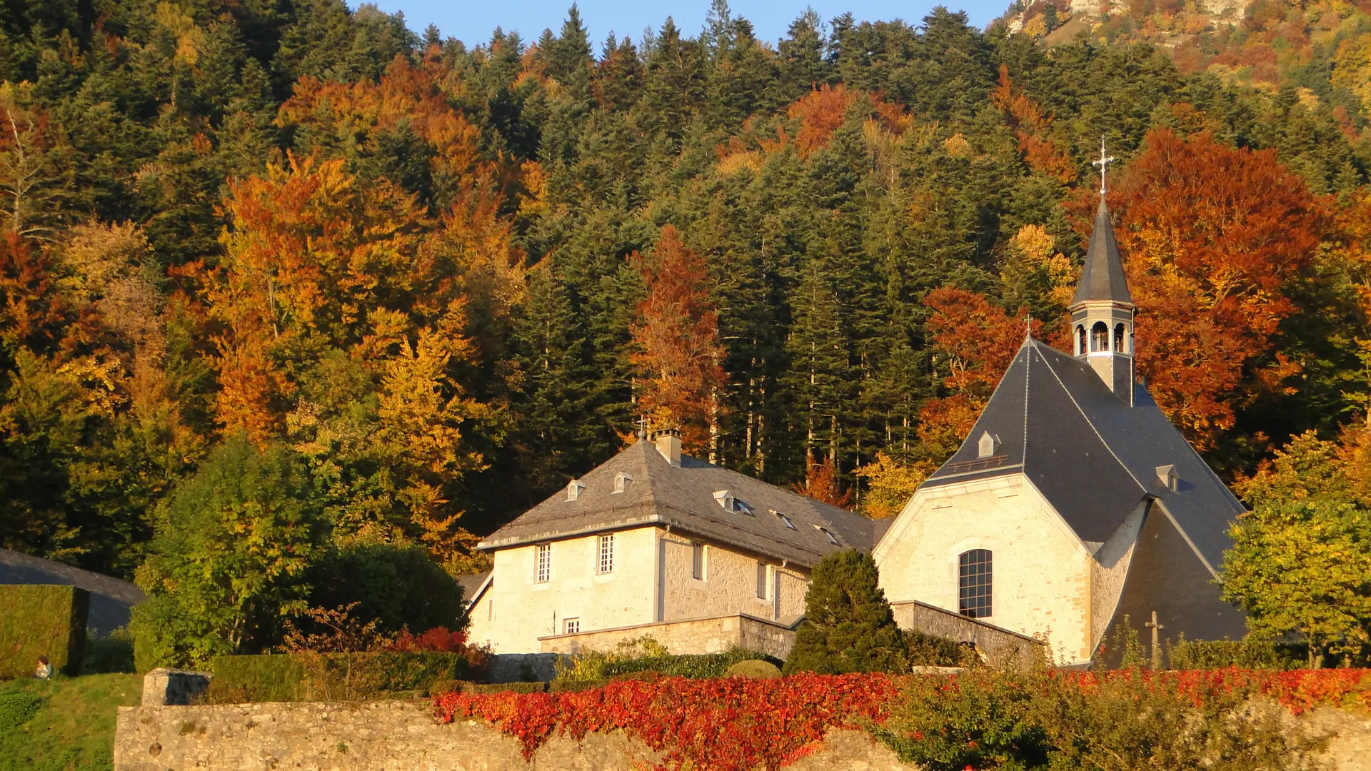 Le monastère sous des tons automnales, vu depuis le sentier pédestre.
