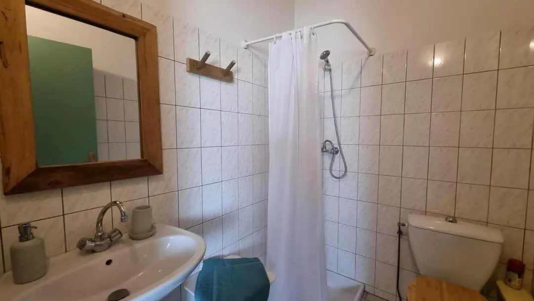 4 salles d'eau dans le meublé.