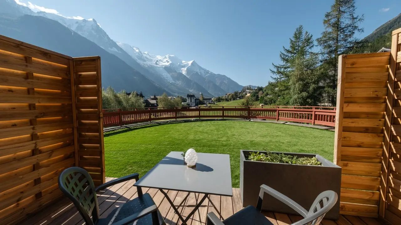 Terrasse semi-privative accessible via certaines chambres uniquement