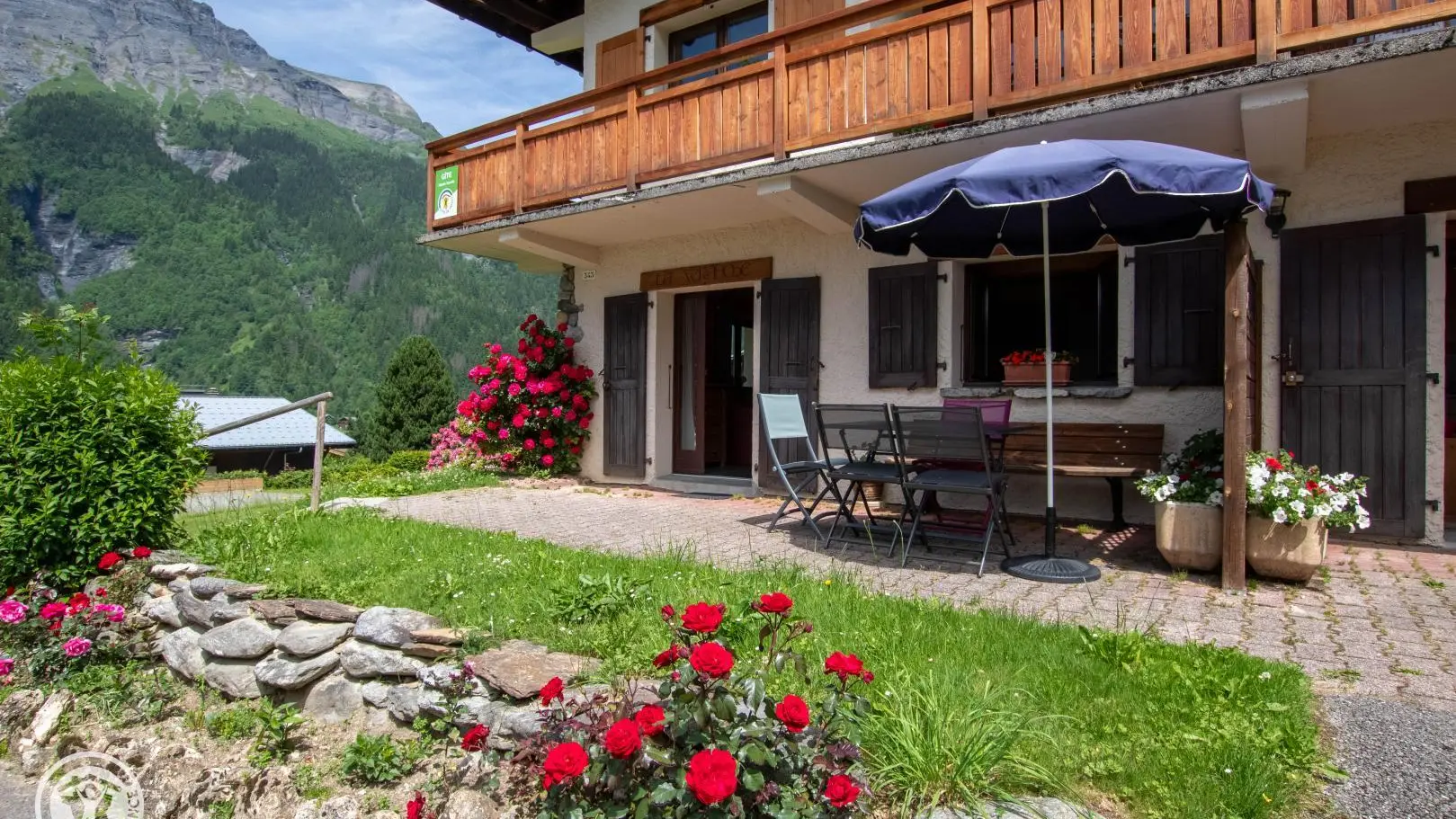 terrasse avec meubles de jardin plein sud