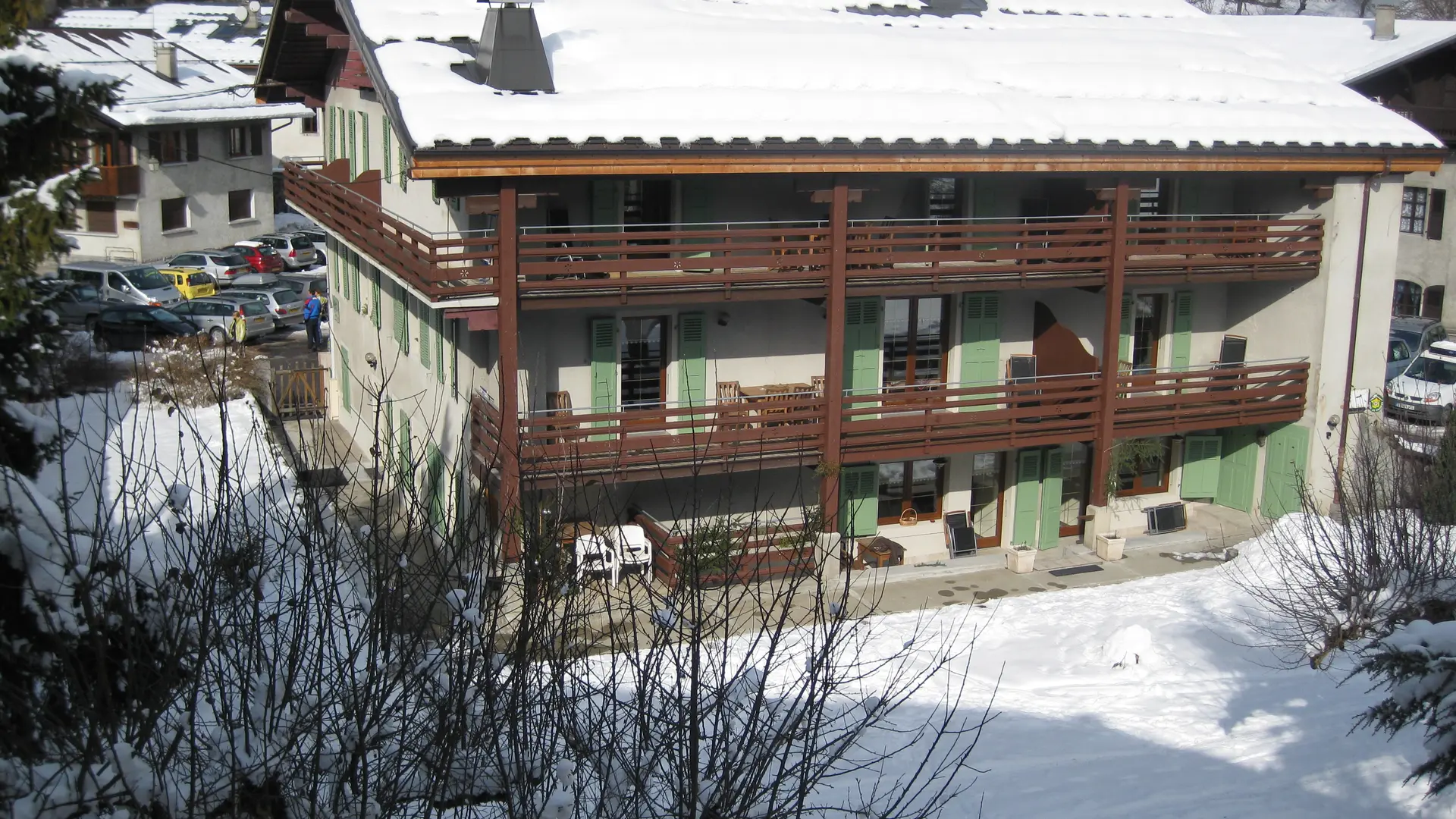 Vue plongeante sur la façade de l'hébergement en hiver