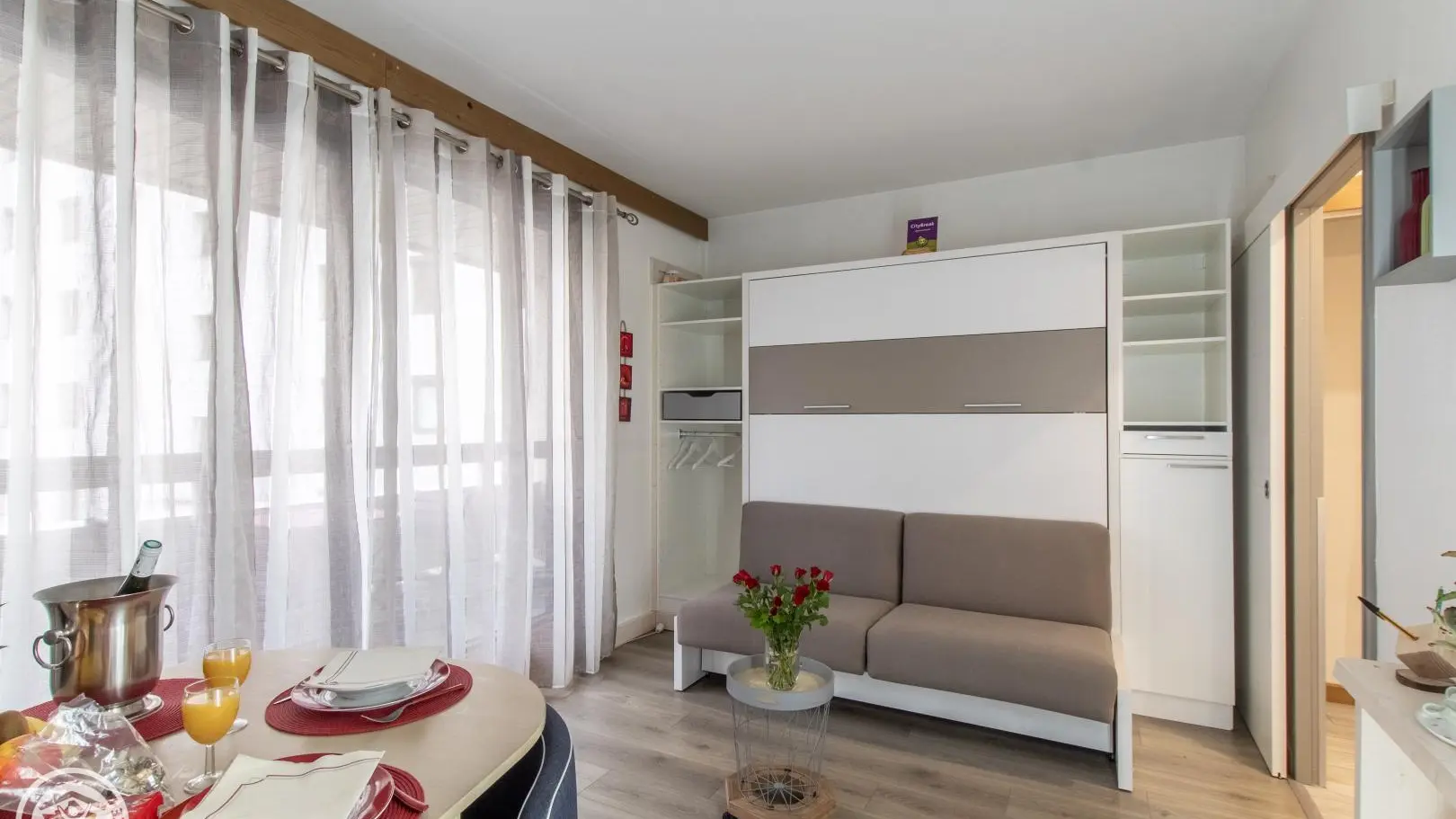 Séjour avec banquette (lit replié)