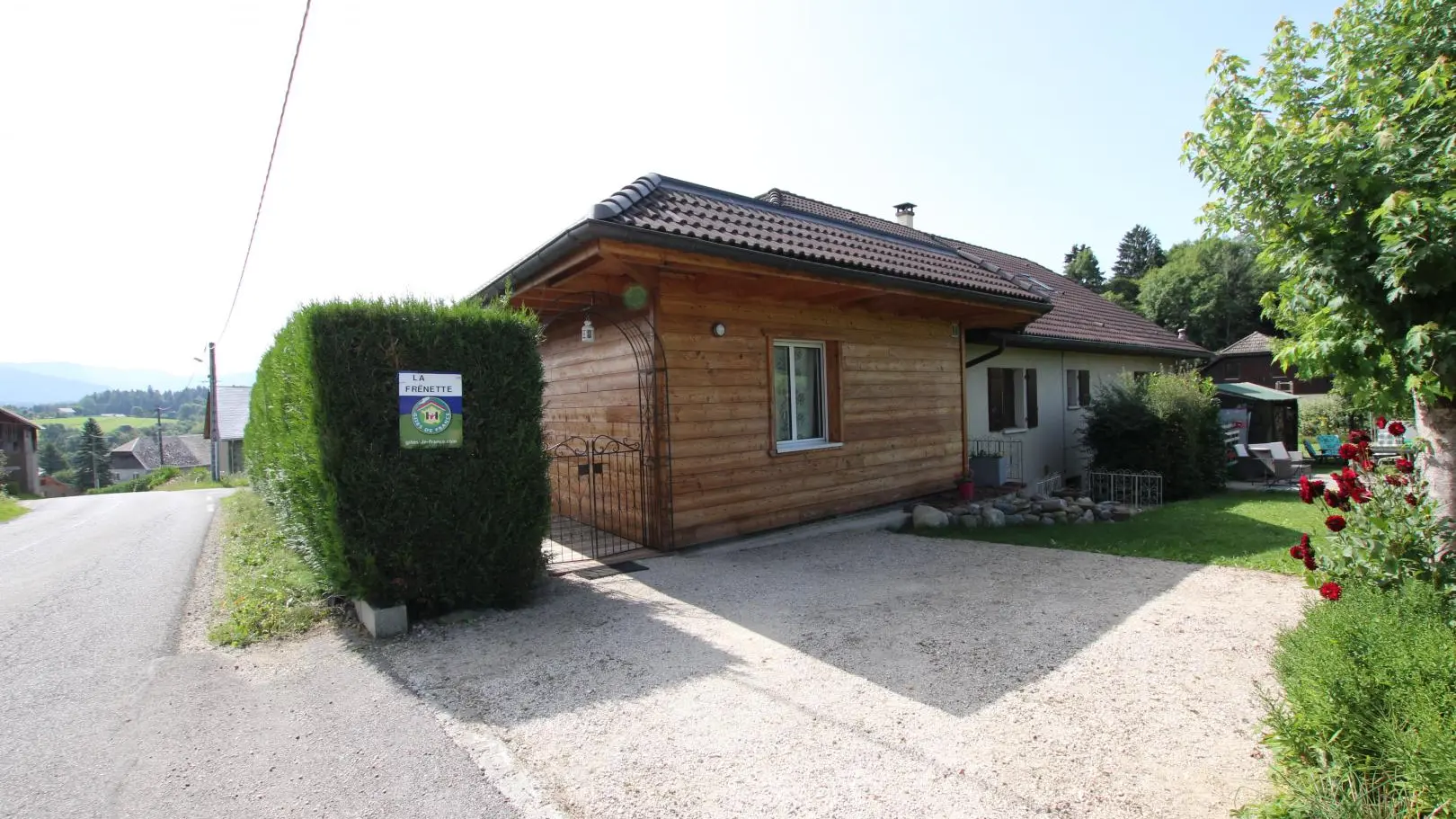 Route de village menant à un hameau