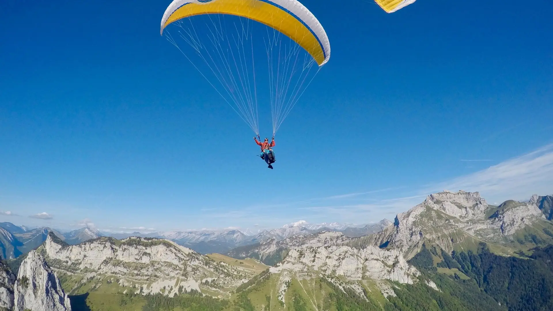 vol de deux parapentes vue montagne K2 Outdoor