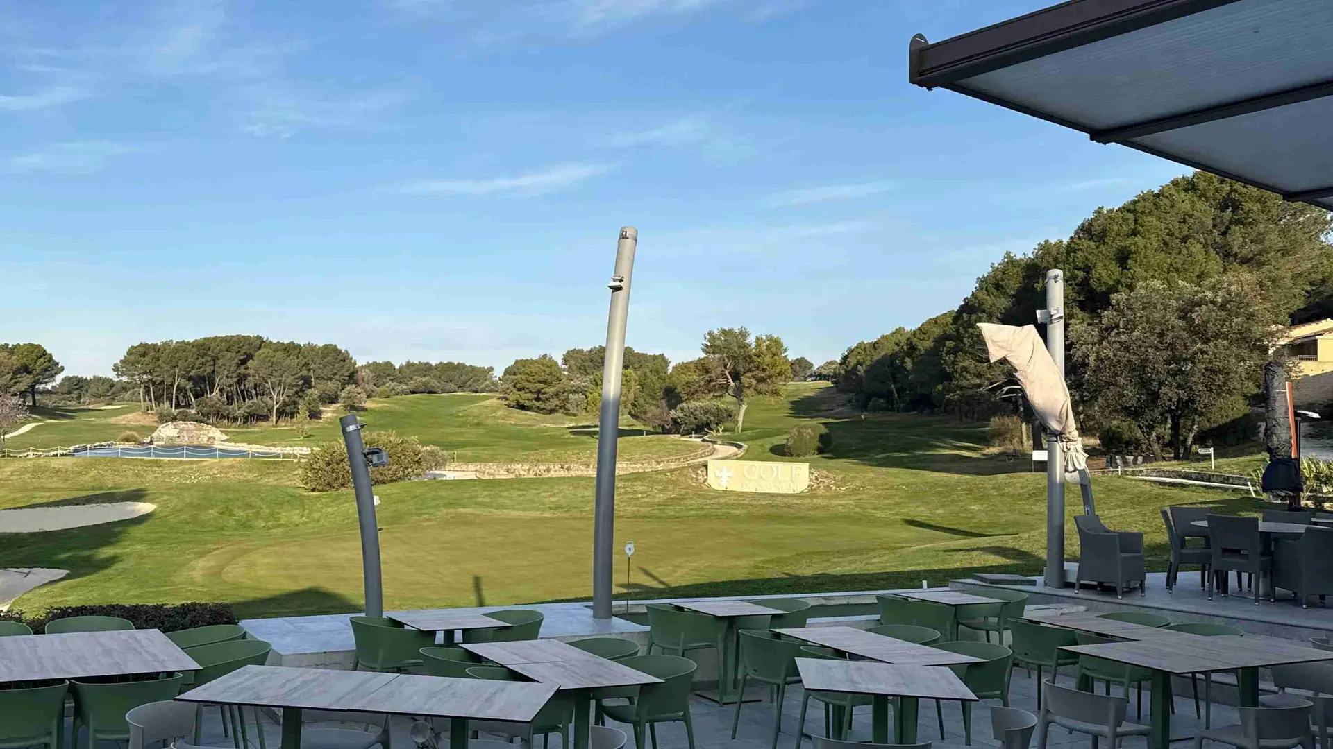 B2 Restaurant_Fontaine-de-Vaucluse terrasse avec vue sur le golf