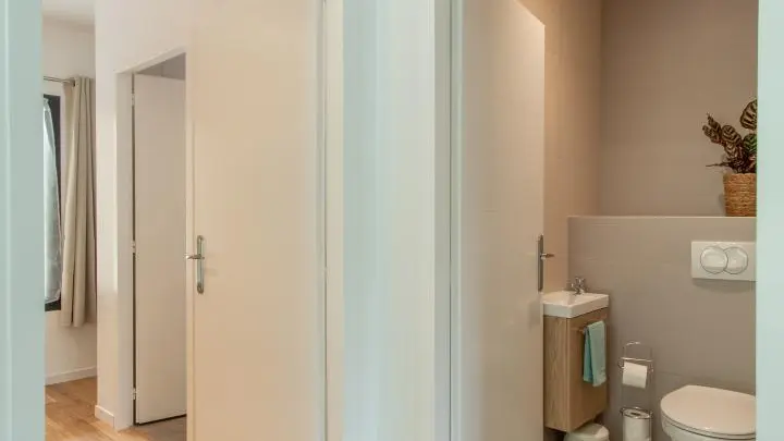WC indépendant et accès chambre 1 avec salle d'eau privative