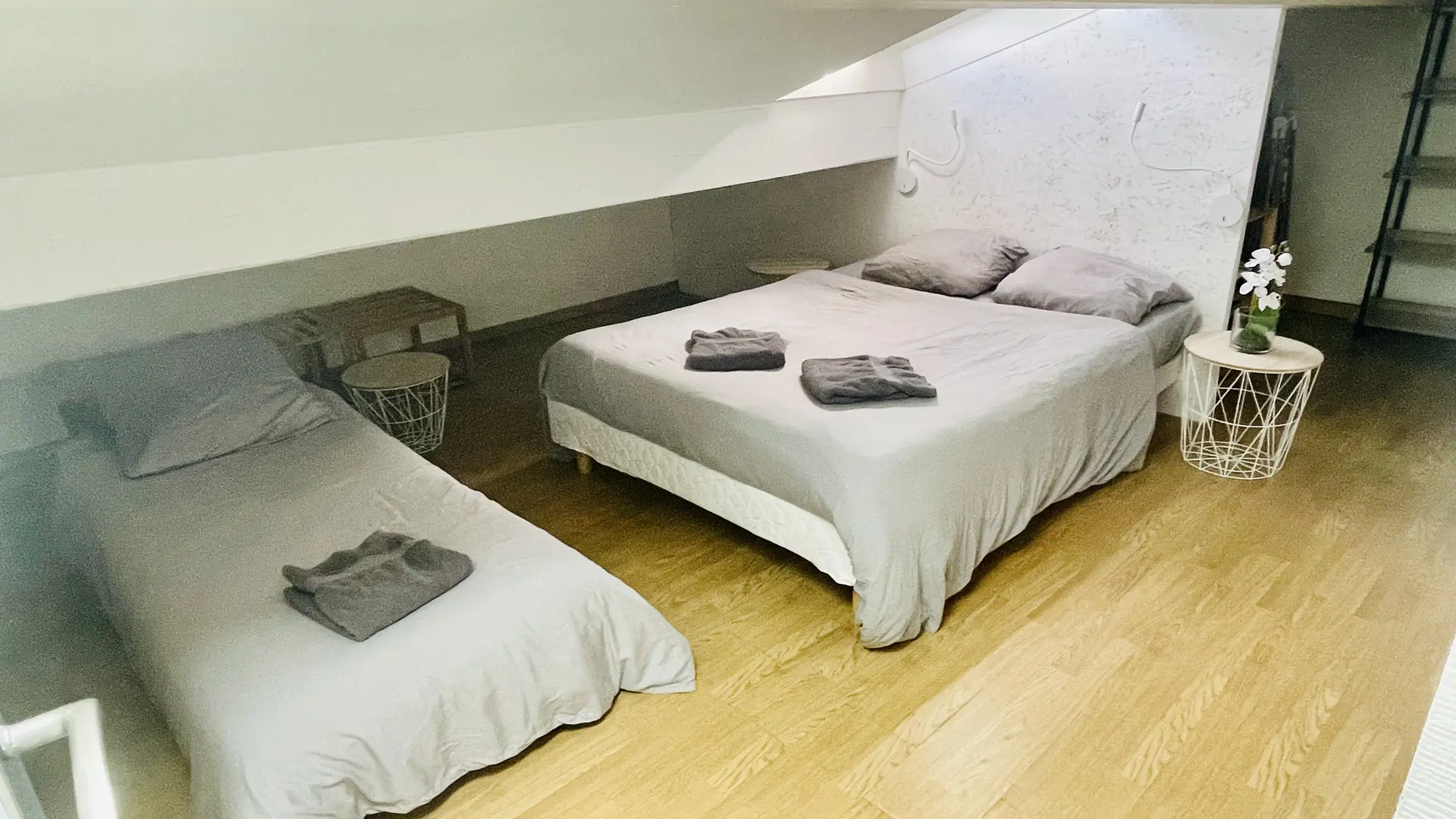 Capacité 4 personnes : 1 lit double + 2 lits simples empilables