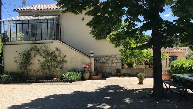 Vue de la maison cour parking