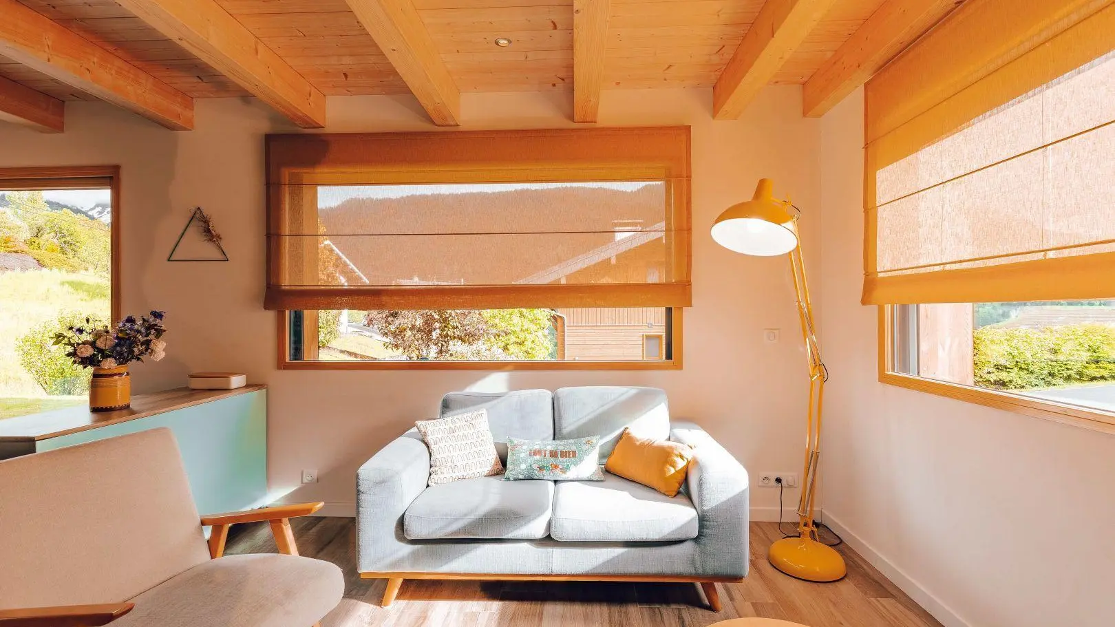 Le coin salon du chalet bénéficie d'une très belle lumière grâce aux larges baies vitrées.