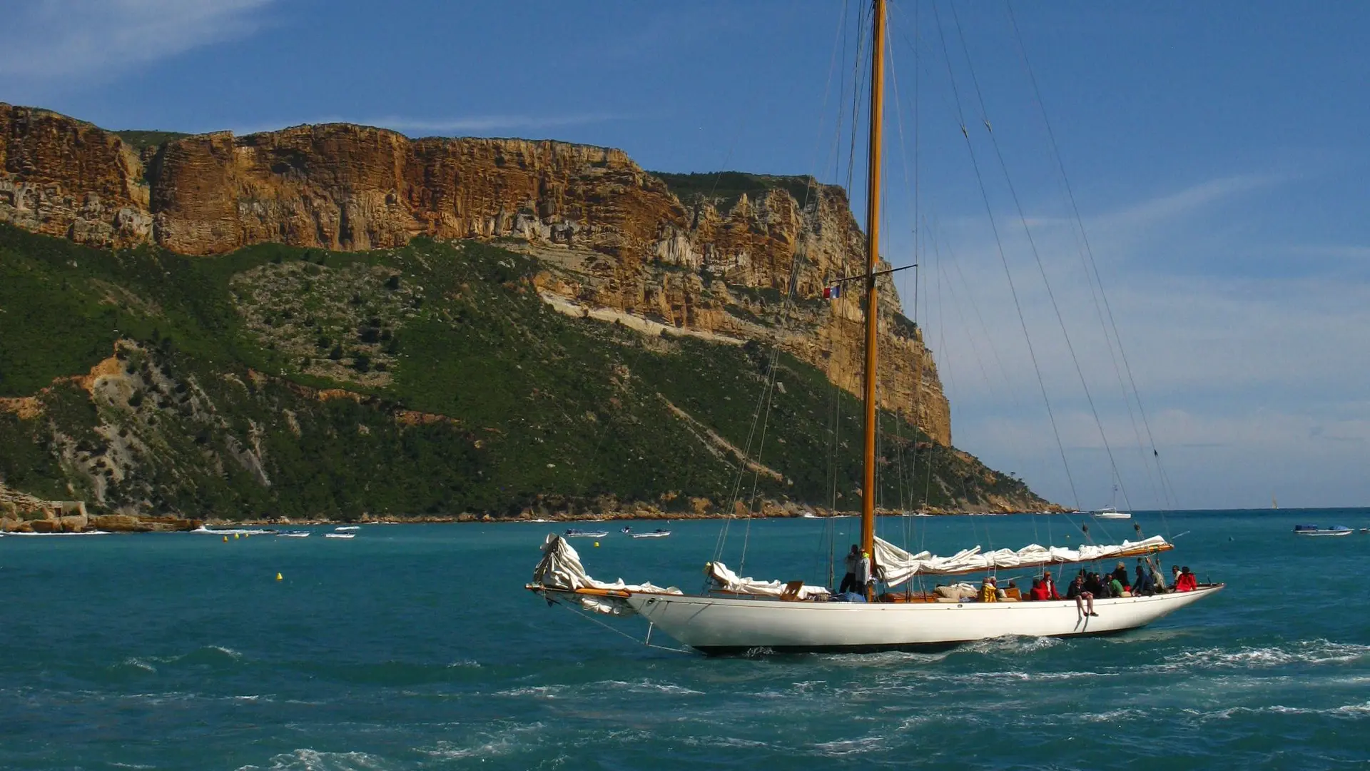 Cap Canaille et voilier classique