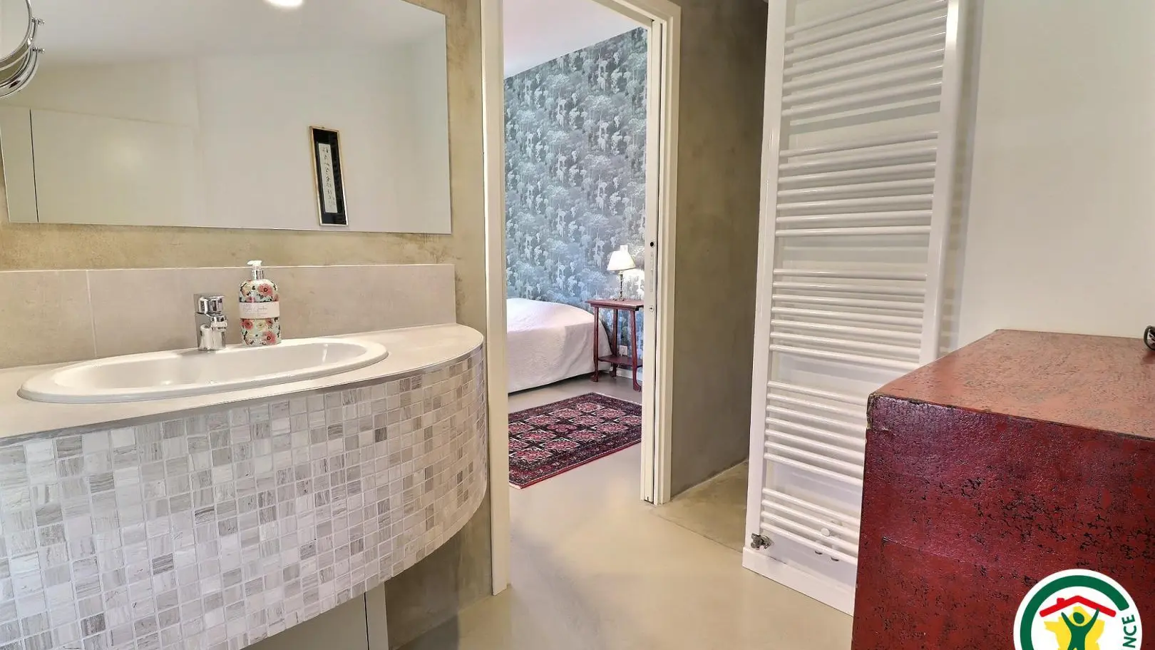 Salle d'eau dans la chambre SOIE (douche italienne, lavabo), wc sur le palier