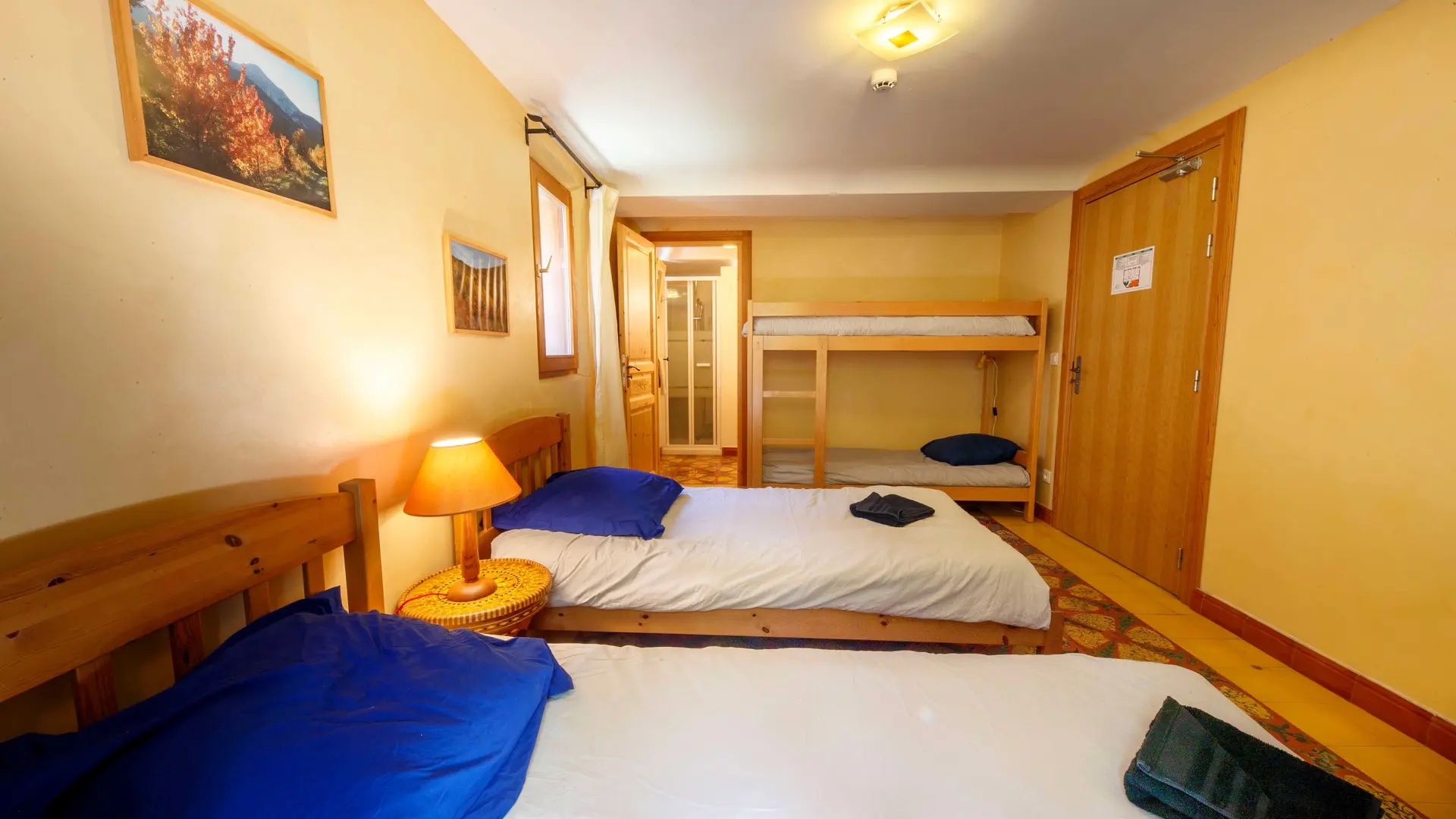 Chambre automne Ecogite de Villeplane dans la réserve naturelle des gorges de Daluis - Gîte d'Etape et de Groupe Alpes-Maritimes