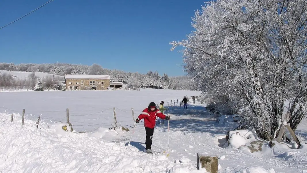 départ pistes de ski et raquettes au pied de la maison.