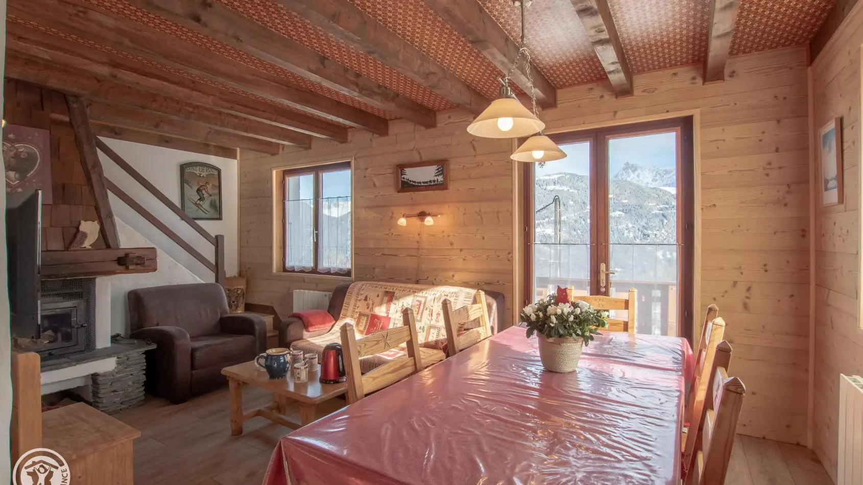 Par le salon, accès à l'étage.