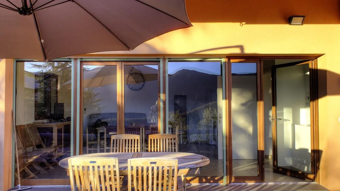 Gîte les Romarins- AUVARE - Terrasse avec mobilier - Gîtes de France Alpes-Maritimes