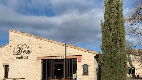 Au bon endroit_L'Isle-sur-la-Sorgue vue extérieur du bâtiment en pierre