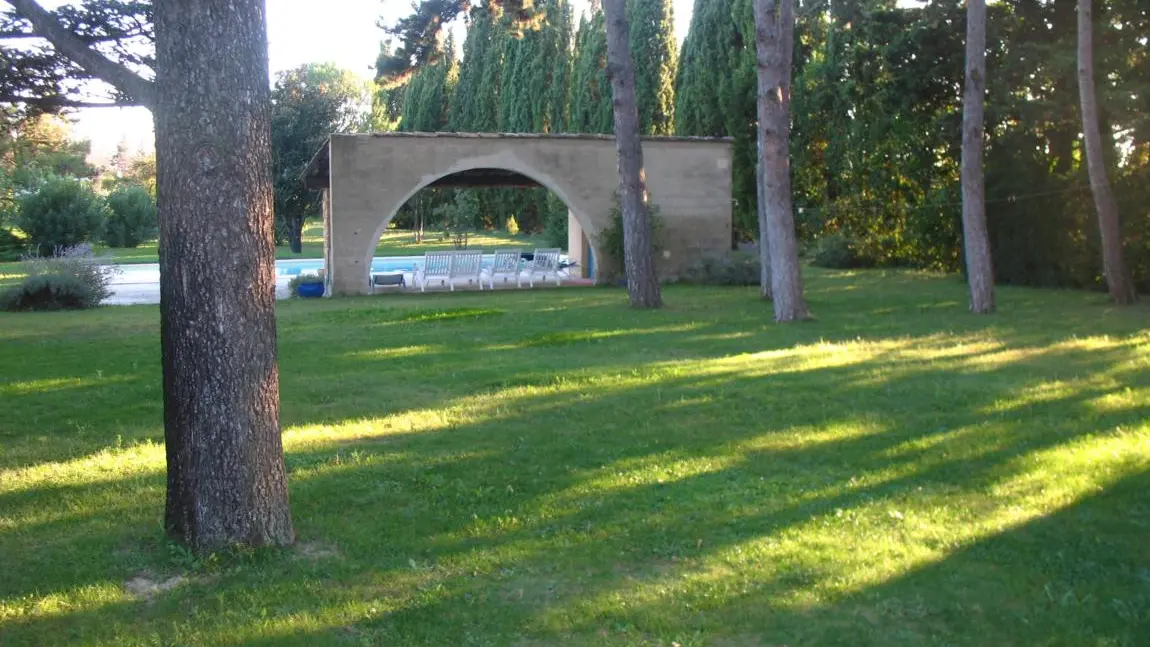 Parc arboré et piscine