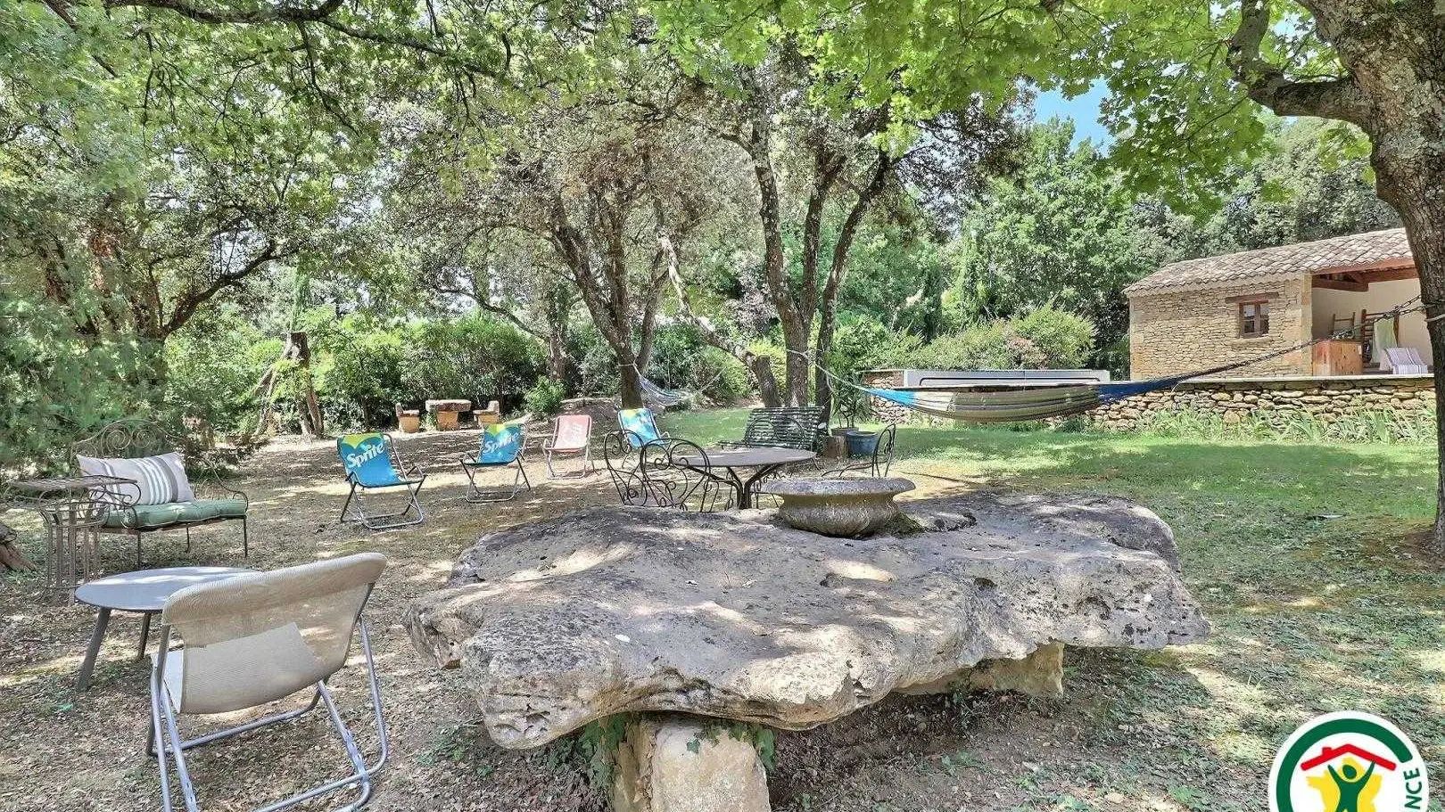 Terrain ombragé dans le jardin du propriétaire, accessible de 9h30 à 12h et de 15h à 18h