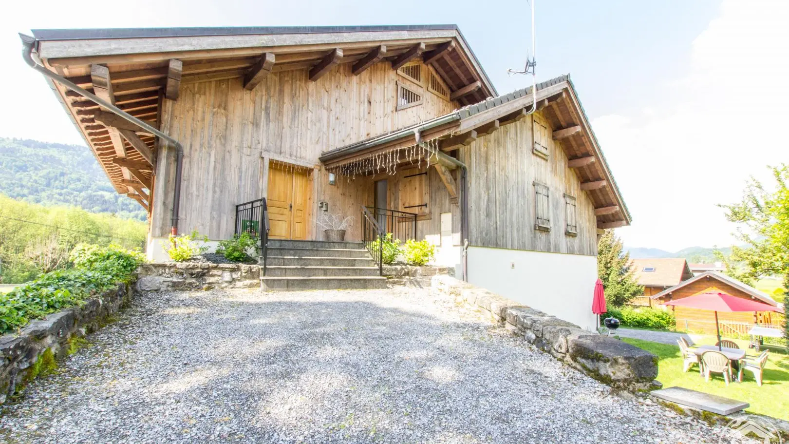 Accès au gîte (arrière de la maison)