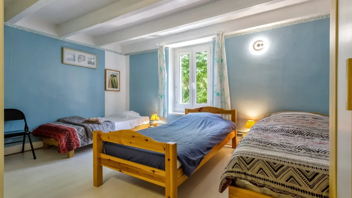 chambre N°8 3 lits simples avec douche et lavabo