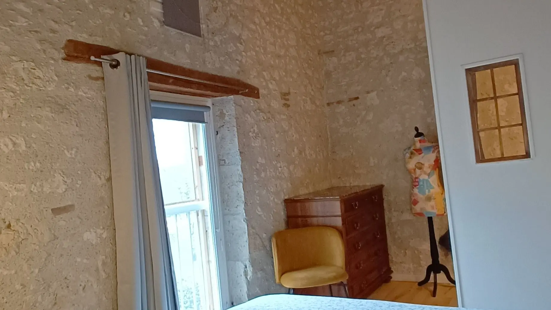 Chambre et salle d'eau douche Pigeonnier