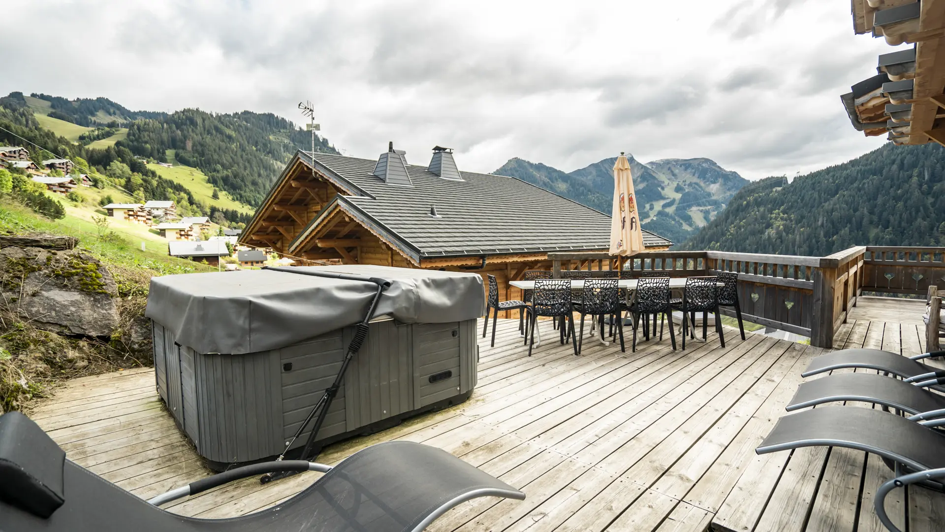 Terrasse avec bain à remouds