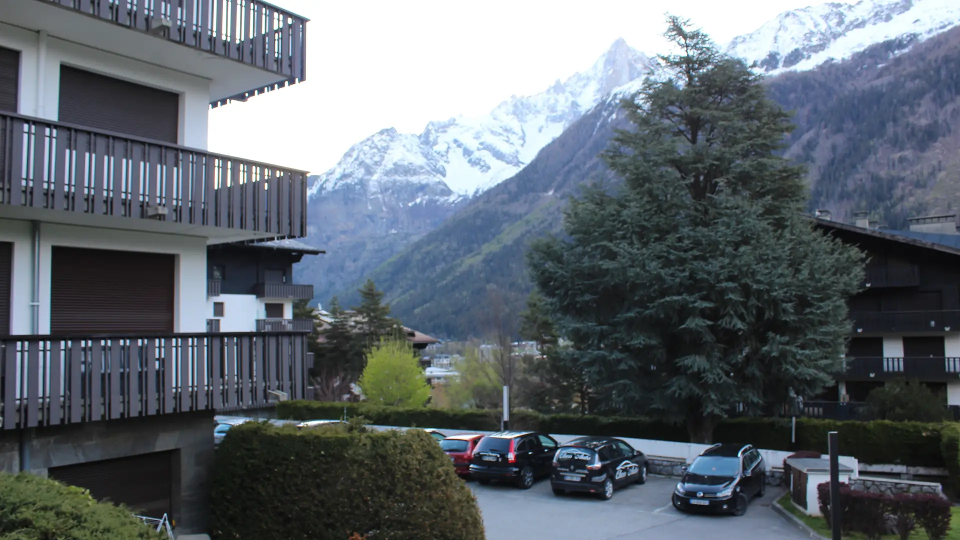 Parking devant la résidence