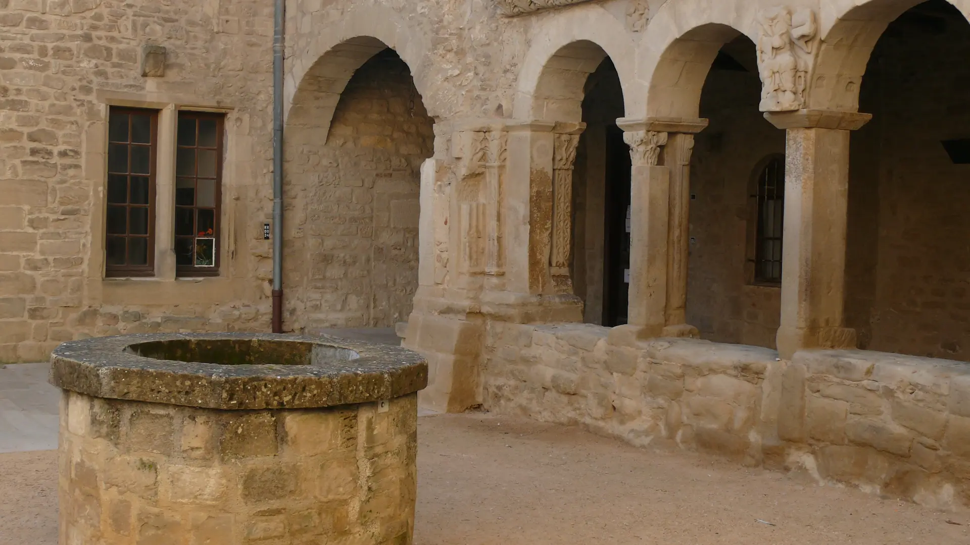 Prieuré__cour du cloître_Saint Donat