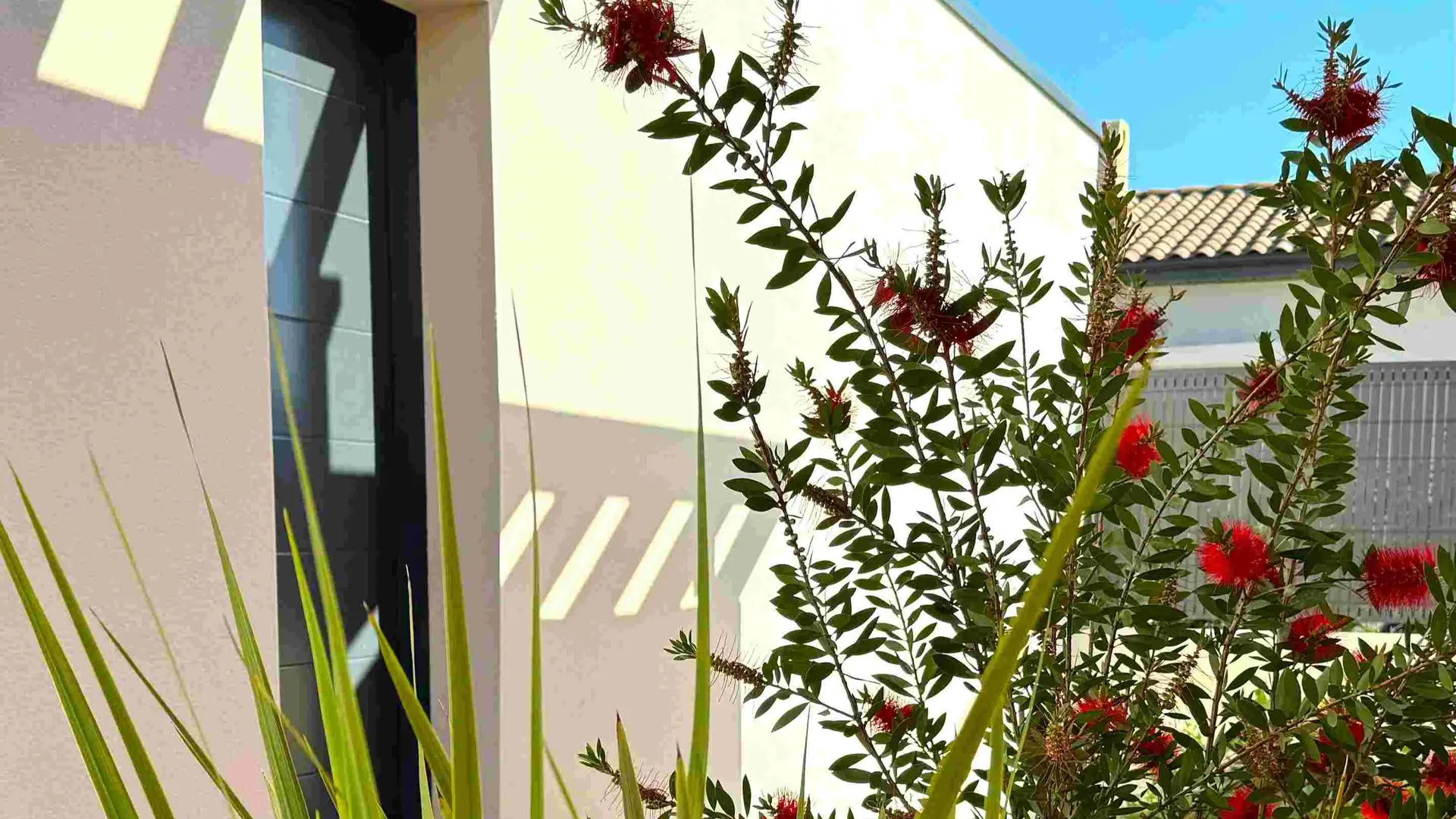 Daya Lodge - Lodge nature_L'Isle-sur-la-Sorgueporte d'entrée et plantation