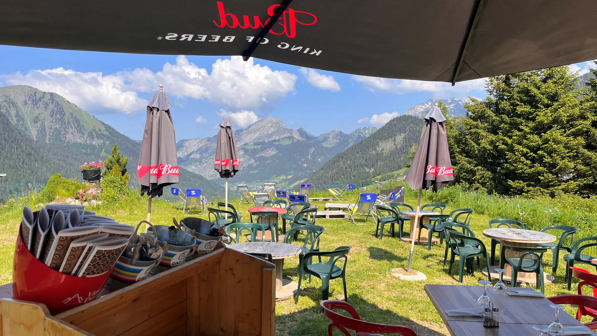 Terrasse avec vue sur les montagnes de la vallée