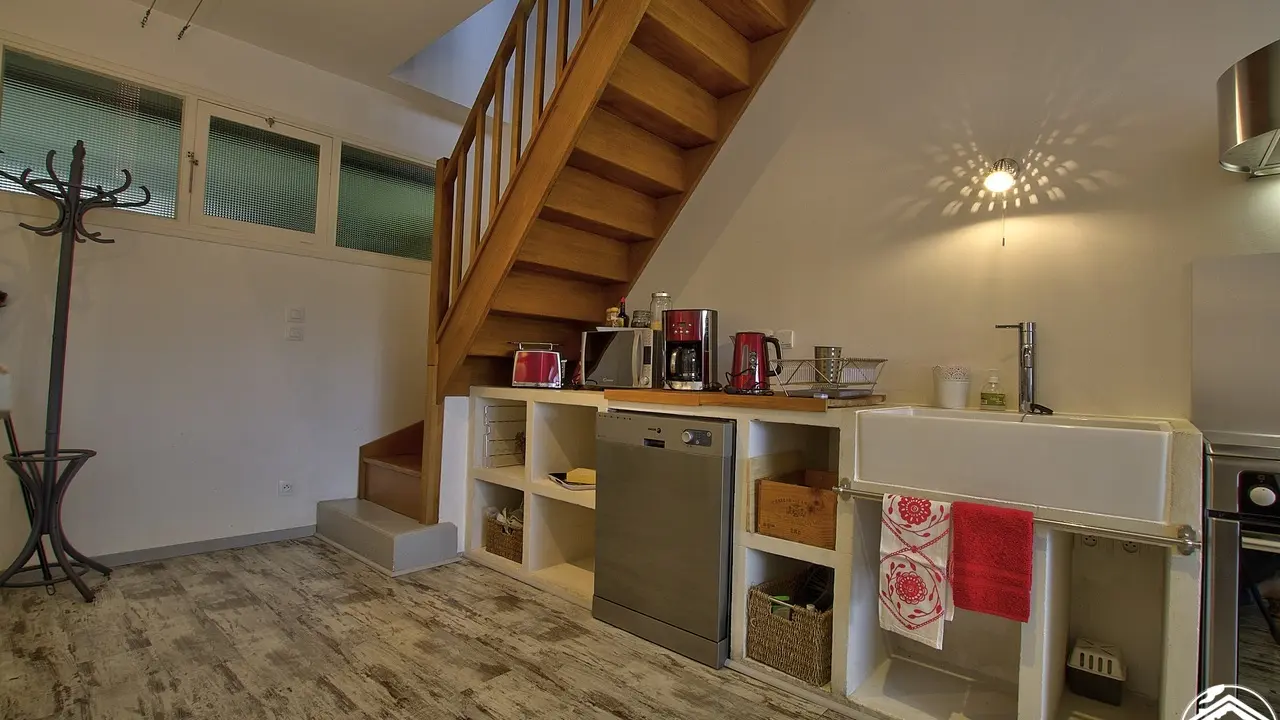 la cuisine et l'escalier qui mène au première étage