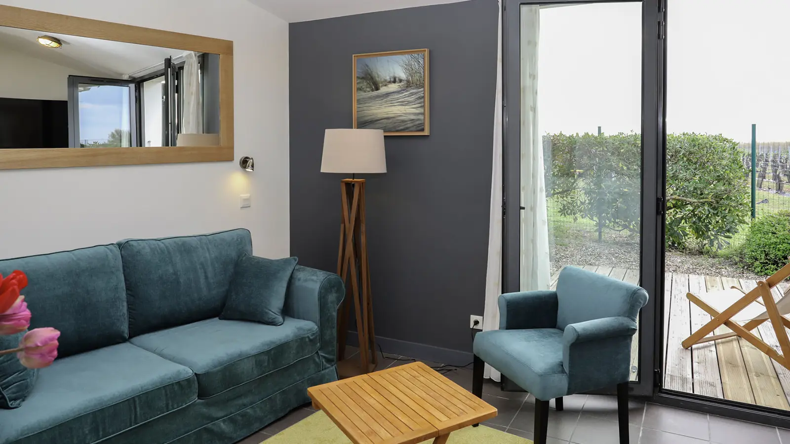 Salon et vue sur l'extérieur de la suite « Côté mer »