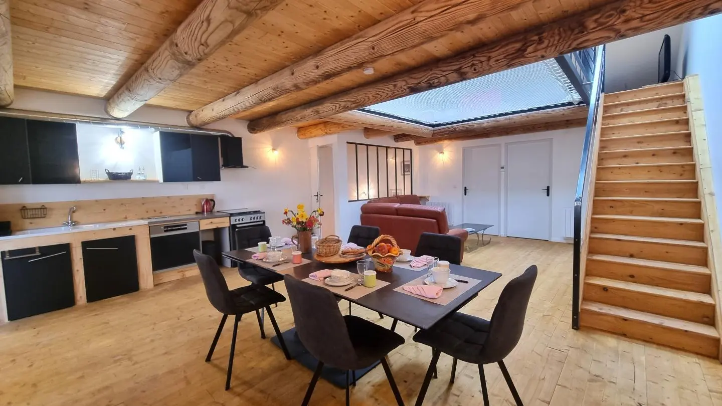 1er étage : pièce à vivre avec cuisine ouverte sur l'espace repas & le salon.