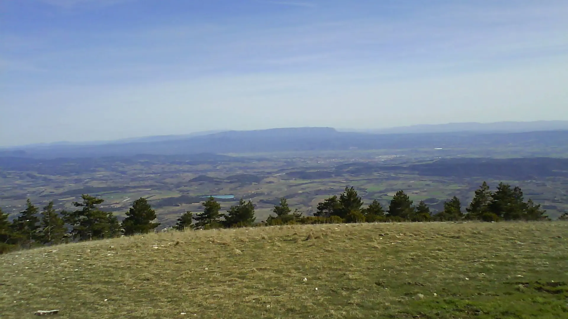Vue sud depuis le Mourre Nègre, l'étang de la Bonde et la Saint-Victoire au fond