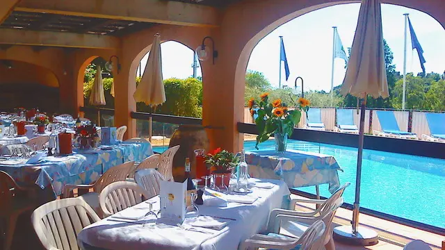 Terrasse restaurant piscine