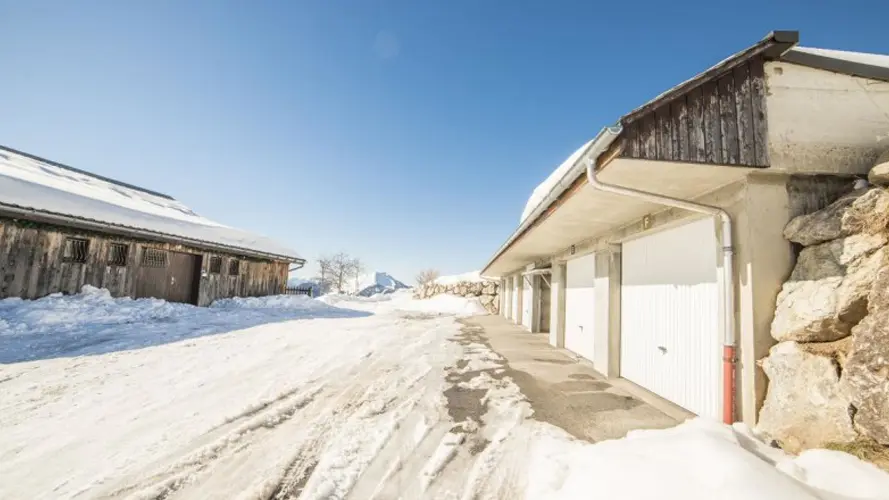 Garages situés en face de l'entrée des 3 gîtes